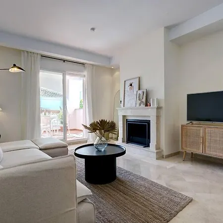 Stylish In Aloha Royal Apartman