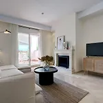 Stylish In Aloha Royal Apartament